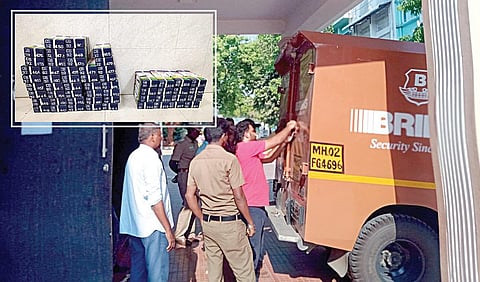 குன்றத்தூர் அருகே தங்கம் கொண்டுவரப்பட்ட லாரியை ஆய்வு செய்த அதிகாரிகள். (உள்படம்) தங்க கட்டிகள்.
| படங்கள்:எம்.முத்துகேணஷ் |