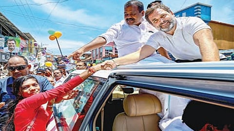 காங்கிரஸ் மூத்த தலைவர் ராகுல் காந்தி நேற்று கேரள மாநிலம் வயநாடு பகுதியில் வாகனத்தில் ஊர்வலமாக சென்று பிரச்சாரம் செய்தார். இந்த பிரச்சாரத்தின்போது காங்கிரஸ் கொடி பயன்படுத்தப்படவில்லை. படம்: பிடிஐ