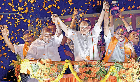 புதுச்சேரியில் நேற்று நடைபெற்ற ரோடு ஷோவில் பங்கேற்ற ஜே.பி.நட்டா. உடன், முதல்வர் ரங்கசாமி, வேட்பாளர் நமச்சிவாயம்.
| படம்: எம்.சாம்ராஜ் |