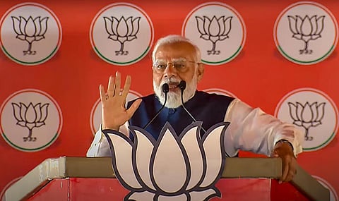 பிரதமர் நரேந்திர மோடி கயாவில் உரை நிகழ்த்தும் காட்சி