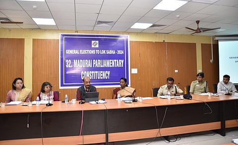 தமிழ்நாடு மாநிலத்துக்கான சிறப்பு தேர்தல் செலவின பார்வையாளர் பி.ஆர்.பாலகிருஷ்ணன் தலைமையில், மதுரை மாவட்ட ஆட்சியர் அலுவலகக் கூட்டரங்கில் நடந்த கூட்டம்.