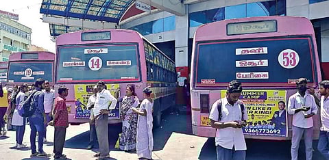 ஓசூர் பேருந்து நிலையத்தில் ஓட்டுநர், நடத்துநர் இல்லாததால் இயக்க முடியாமல் நிறுத்தப்பட்டுள்ள நகர பேருந்துகள். இதனால், கிராம பகுதிகளுக்குச் செல்ல முடியாமல் காத்திருக்கும் பயணிகள்.