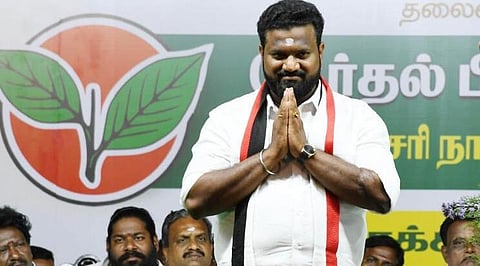 அதிமுக வேட்பாளர் தமிழ் வேந்தன்