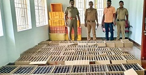 குமரி கடற்கரை கிராமமான முள்ளூர்துறையில் தேர்தல் நாளன்று விநியோகிப்பதற்காக பதுக்கி வைத்திருந்த மதுபாட்டில் களை போலீஸார் பறிமுதல் செய்தனர்.