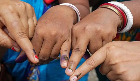 மருதாணி, மெகந்தி போட்டிருந்தால் வாக்களிக்க அனுமதி மறுப்பா? - வாக்காளர் பட்டியலில் பெயர் இருந்தால் வாக்களிக்கலாம்