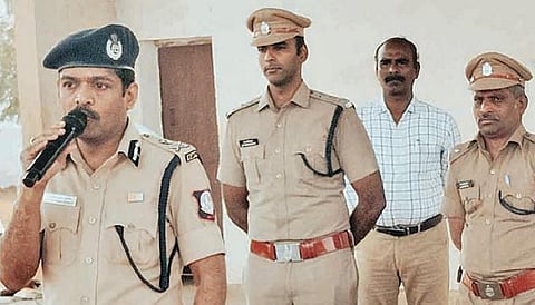 வாக்குச்சாவடிகளில் பாதுகாப்பு பணியில் ஈடுபடும் போலீஸாருக்கான ஆலோசனைக் கூட்டம் திருப்பூர் சிக்கண்ணா கல்லூரியில் நேற்று நடந்தது. கூட்டத்தில் பேசிய மாநகர காவல் ஆணையர் பிரவீன்குமார் அபிநபு.