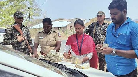 அதிமுக ஒன்றியச் செயலாளர் காரில் ரூ.8.5 லட்சம் பறிமுதல் @ பெரம்பலூர்