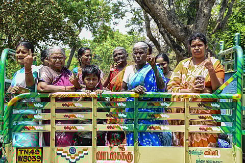 திருக்காட்டுப்பள்ளி அருகே சரக்கு வாகனத்தில் இரண்டு கிலோ மீட்டர் தொலைவில் உள்ள விட்டலபுரம் வாக்குச்சாவடியில் வாக்களித்துவிட்டு ஊர் திரும்பிய லூர்துபுரம் கிராம மக்கள்.