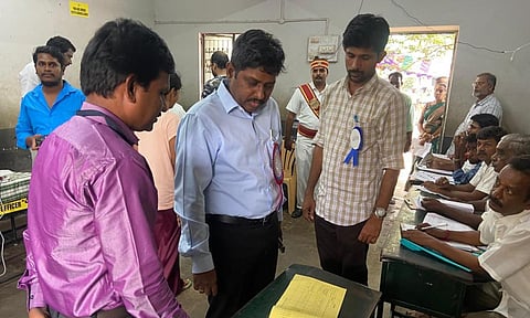 வாக்குச்சாவடியை பார்வையிட்ட மாவட்ட ஆட்சியர் தா.கிறிஸ்துராஜ்