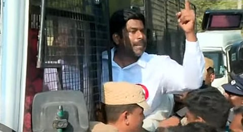 வாக்குப்பதிவு மையத்தில் தர்ணா போராட்டத்தில் ஈடுபட முயன்ற மத்திய சென்னை நாம் தமிழர் கட்சியின் வேட்பாளர் கார்த்திகேயன் கைது செய்யப்பட்டார்.