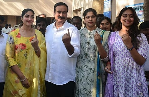 அன்புமணி ராமதாஸின் மகள் சஞ்சுத்ரா தன் சகோதரிகள் மற்றும் தந்தையுடன். (இடமிருந்து வலம் நான்காவதாக)