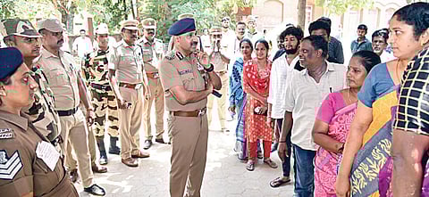 சென்னை வாக்குச் சாவடிகளில் மேற்கொள்ளப்பட்டிருந்த பாதுகாப்பு ஏற்பாடுகள் குறித்து காவல் ஆணையர் சந்தீப் ராய் ரத்தோர் ஆய்வு மேற்கொண்டார். மேலும், வாக்களிக்க வந்த பொதுமக்களிடம் குறைகள் ஏதேனும் உள்ளதா? என கேட்டறிந்தார்.