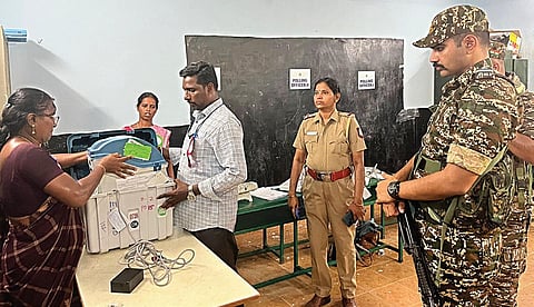 பரந்தூர் ஏகனாபுரம் வாக்குச்சாவடியில் மொத்தம் 21 வாக்குகள் பதிவானது. பதிவான வாக்கு இயந்திரங்களை மத்திய பாதுகாப்பு படையினர் முன்னிலையில் அதிகாரிகள் சீல் வைத்தனர். படம்: எம்.முத்துகணேஷ்