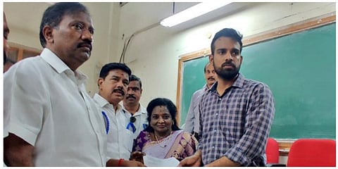 தேர்தல் அதிகாரியிடம் தென் சென்னை பாஜக வேட்பாளர் தமிழிசை புகார் மனு அளித்தார்.