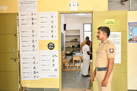 மதுரை இளங்கோ மேல்நிலைப் பள்ளியில் வாக்காளர் இன்றி நேற்று வெறிச்சோடி என்று காணப்பட்ட வாக்குச்சாவடி. | படம்: எஸ்.கிருஷ்ணமூர்த்தி