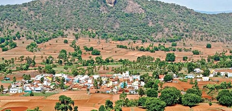 அஞ்செட்டி அருகேயுள்ள தக்கட்டி மலைக் கிராமம்