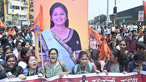 நேஹா படுகொலைக்கு நீதி கேட்டு போராடும் மாணவர்கள்