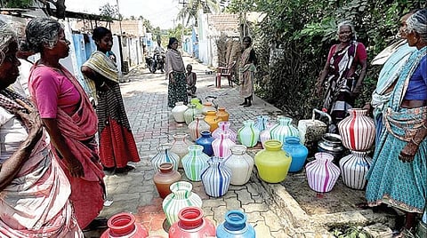 பழநி அருகே ராஜாபுரம் பகுதியில் குடிநீர் பிடிப்பதற்காக குடங்களுடன் காத்திருந்த கிராமத்தினர்.