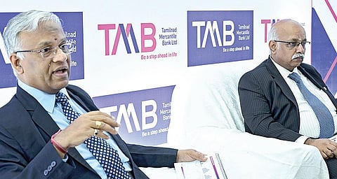 தமிழ்நாடு மெர்க்கன்டைல் வங்கி நிர்வாக இயக்குநர் மற்றும் தலைமை செயல் அதிகாரி எஸ்.கிருஷ்ணன் செய்தியாளர்களுக்கு பேட்டியளித்தார். உடன் தலைமை நிதி அலுவலர் பி.ஏ.கிருஷ்ணன். படம்: என்.ராஜேஷ்