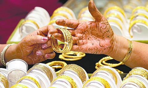 தங்கத்தின் விலை பவுனுக்கு ரூ.320 குறைந்தது: வெள்ளி விலை உயர்வு