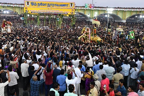 சித்திரை திருவிழாவை முன்னிட்டு மதுரை வைகை ஆற்றில் கள்ளழகர் இறங்கினார் | படம்: எஸ்.கிருஷ்ணமூர்த்தி