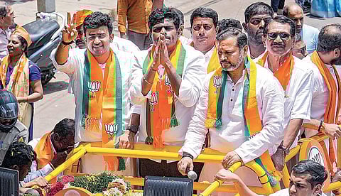 பெங்களூரு தெற்கு மக்களவைத் தொகுதியில் போட்டியிடும் பாஜக வேட்பாளர் தேஜஸ்வி சூர்யாவை ஆதரித்து நேற்று பெங்களூருவில் வாக்கு சேகரித்த தமிழக பாஜக தலைவர் அண்ணாமலை. படம்: பிடிஐ