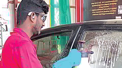 கோவையில் உள்ள 5கே கார் கேர் நிறுவனத்தின் கார் சர்வீஸ் பிரிவில் பணியாற்றும் பேச இயலாத, காதுகேட்கும் திறன் குறைந்த மாற்றுத் திறனாளி இளைஞர்.