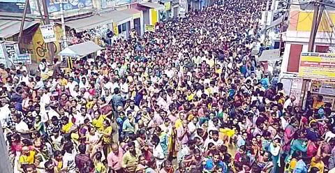 சித்ரா பவுர்ணமியையொட்டி திருவண்ணாமலையில் நேற்று கிரிவலம் சென்ற பக்தர்கள்.