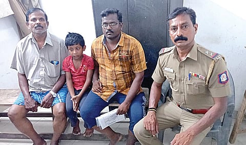 பூந்தமல்லியில் வீட்டுக்கு செல்ல வழி தெரியாமல் சைக்கிளில் சுற்றித் திரிந்த சிறுவனை மீட்டு தந்தையிடம் ஒப்படைத்த போலீஸார்.