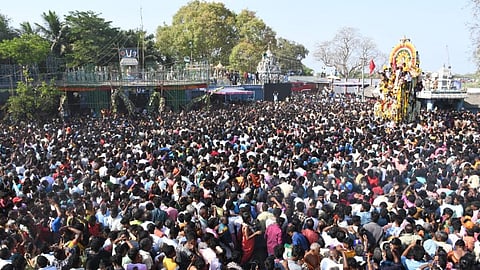 கள்ளக்குறிச்சி மாவட்டம் கூவாகத்தில் நேற்று நடைபெற்ற கூத்தாண்டவர் கோயில் தேரோட்டத்தில், திரளான பக்தர்கள் மற்றும் திருநங்கைகள் கூட்டத்துக்கு நடுவே அழிகளம் நோக்கிப் புறப்பட்ட அரவான். படம்: எம்.சாம்ராஜ்