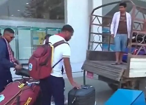 டெம்போவில் ஏற்றிச் செல்லப்பட்ட மே.இ.தீவுகள் வீரர்களின் உடமைகள் - கிளம்பிய விவாதம்