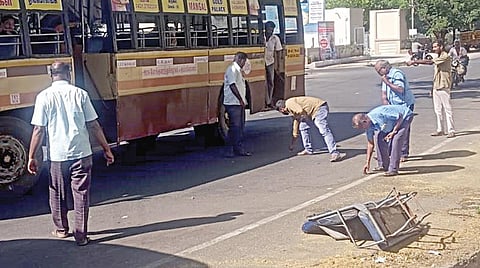 திருச்சியில் அரசுப் பேருந்தில் இருந்து கழன்று கீழே விழுந்த இருக்கை