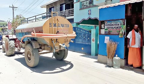 ஓசூர் பகுதியில் உள்ள வீடுகளுக்கு விற்பனைக்காக டிரக்டரில் கொண்டு வரப்பட்ட தண்ணீர்.