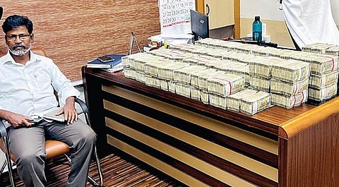 நெல்லை எக்ஸ்பிரஸ் ரயிலில் இருந்து கட்டு கட்டாக கைப்பற்றப்பட்ட பணம். | கோப்புப்படம்