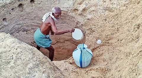 நாட்டார்குடி உப்பாற்றில் ஊற்று தோண்டி குடிநீர் எடுத்த முதியவர்.