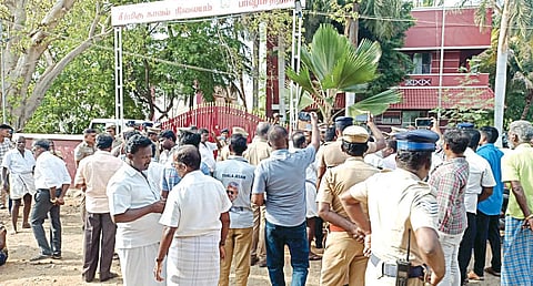 பாவூர்சத்திரம் காவல் நிலையம் முன்பு முதியவர் சடலத்துடன் முற்றுகை
போராட்டம் நடத்திய பொதுமக்கள்.