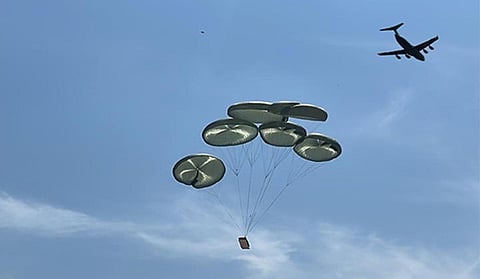 விமானப்படையின் சி-17 விமானத்திலிருந்து பாராசூட் மூலம் கவச வாகனம் தரையிறக்கம்