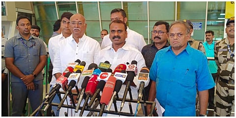 கோவை விமான நிலையத்தில் மத்திய இணை அமைச்சர் எல்.முருகன் செய்தியாளர்களைச் சந்தித்தார்.