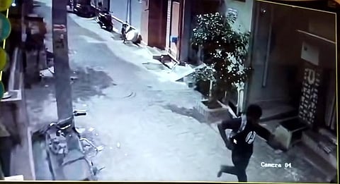 ராஜபாளையம் அருகே இளம்பெண்ணுக்கு தீ வைத்துவிட்டு தப்பி ஓடும் இளைஞரின் சிசிடிவி காட்சி