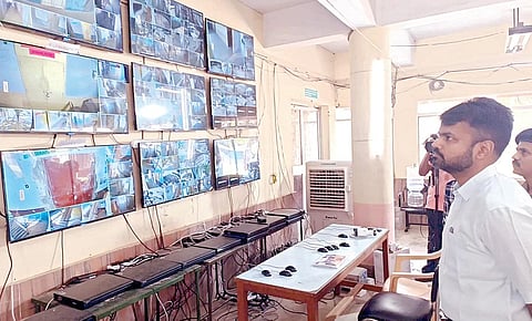 ஈரோடு தொகுதி வாக்கு எண்ணிக்கை மையத்தில் நேற்று கண்காணிப்பு கேமரா பதிவுகளை ஆய்வுசெய்த ஆட்சியரும், மாவட்ட தேர்தல் அலுவலருமான ராஜ கோபால் சுன்கரா.