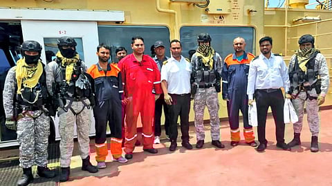 இந்திய கடற்படையினர் மற்றும் மீட்கப்பட்ட கப்பல் ஊழியர்கள்