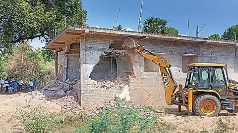 புதுச்சேரி சேதராப்பட்டில் அரசு கையப்படுத்தப்பட்ட இடத்தில் ஆக்கிரமித்து கட்டப்பட்ட பாஜக பிரமுகரின் வீட்டை ஜேசிபி இயந்திரம் மூலம்வருவாய்த்துறை அதிகாரிகள் இடித்து அகற்றினர்.