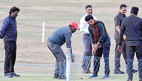 கொடைக்கானல் பசுைமப் பள்ளத்தாக்கு மைதானத்தில் நேற்று கோல்ப் விளையாடிய முதல்வர் மு.க.ஸ்டாலின்.