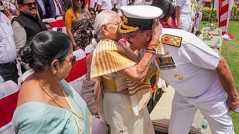 புதிய கடற்படை தளபதியாக டெல்லியில் நேற்று பொறுப்பேற்ற அட்மிரல் தினேஷ் குமார் திரிபாதி, தனது தாயிடம் ஆசி பெற்றார். படம்: பிடிஐ