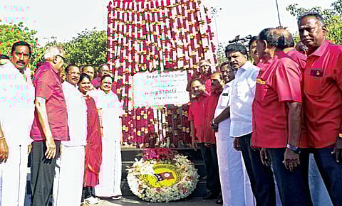 மே தினத்தை முன்னிட்டு சிந்தாதிரிப்பேட்டை மே தின பூங்காவில் திமுக சார்பில் அமைச்சர் துரை முருகன் , டி.ஆர் பாலு, கனிமொழி, தொமுச நிர்வாகி சண் முகம், பூச்சி முருகன் உள்ளிட்டோர் பங்கேற்றனர்.