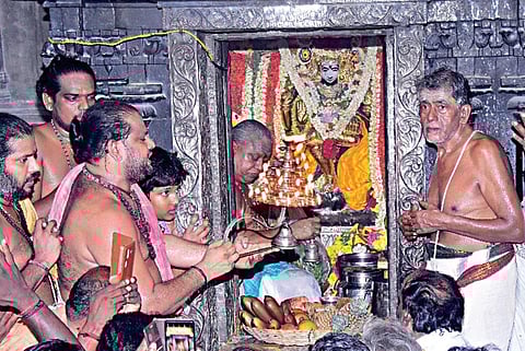 ஆலங்குடி ஆபத்சகாயேஸ்வரர் கோயிலில் நேற்று மாலை குரு பகவானுக்கு மகா தீபாராதனை காட்டப்பட்டது.