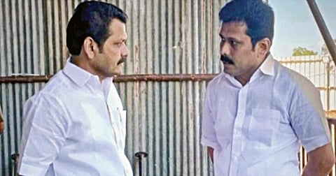 செந்தில் பாலாஜியுடன், அவரது தம்பி அசோக்குமார். (கோப்பு படம்)