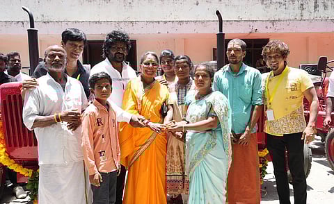 ராகவா லாரன்ஸ் தொடங்கிய ‘மாற்றம்’ அறக்கட்டளை மூலம் 10 டிராக்டர்கள் உதவி