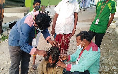 சமுகப் பொறியாளர்கள் 02: கைவிடப்பட்டவர்களுக்குக் கரம் நீட்டும் தெய்வராஜ்!