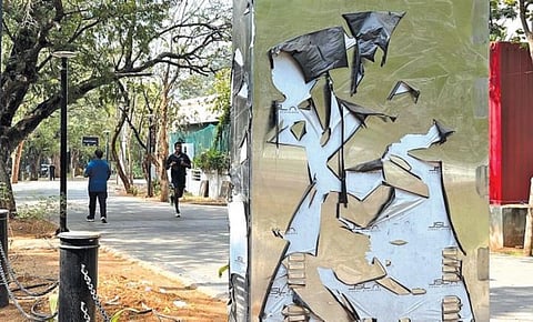 கோவையில் கொளுத்தி வரும் கோடை வெயிலால் ரேஸ்கோர்ஸ் நடைபாதையில் மாநகராட்சியால் வைக்கப்பட்டுள்ள அறிவிப்புப் பலகையில் காகிதங்கள் கருகி காணப்படுகின்றன. படம்: ஜெ.மனோகரன்.